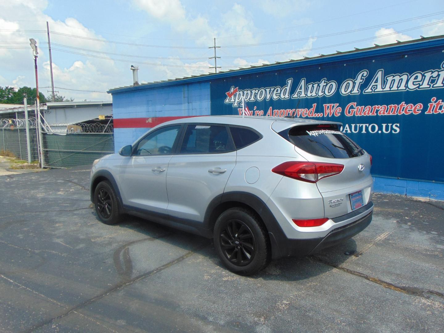 2017 Silver Hyundai Tucson (KM8J23A42HU) with an 4-Cyl 2.0 Liter engine, Auto, 6-Spd Shiftronic transmission, located at 2105 Dixie Hwy, Louisville, KY, 40210, (502) 772-3333, 38.220932, -85.795441 - Photo#9